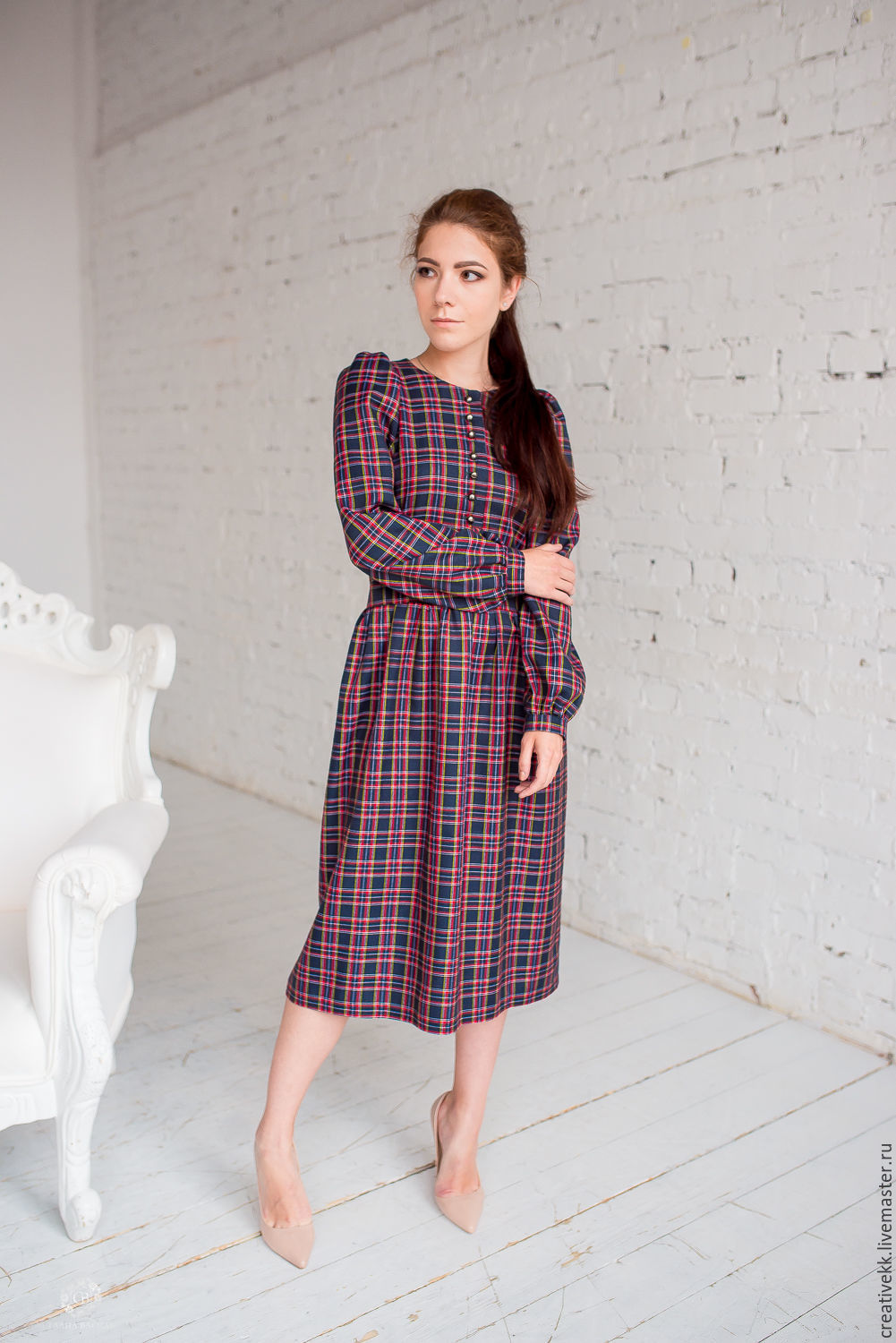 Tartan midi kleita — Tumša rūtaina kleita ar garām piedurknēm un jostas vietu